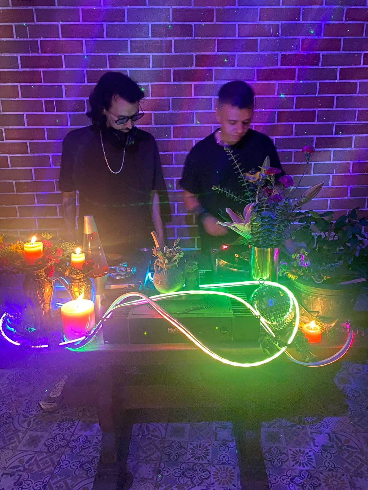 Dalarto y Teja poniendo música en el Solar de Racimal